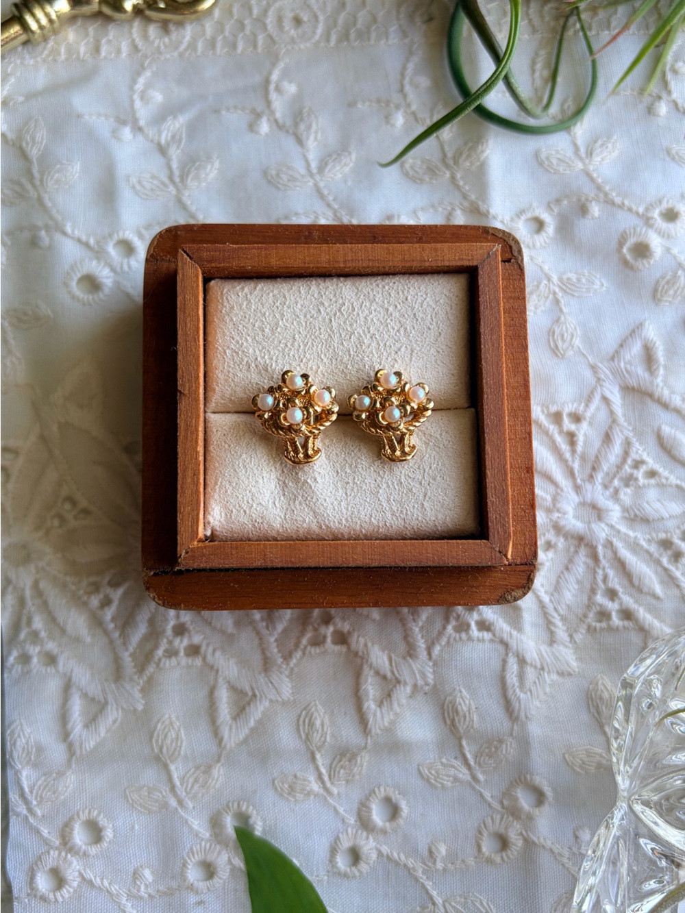 Vintage Avon Gold Tone & Faux Pearl Earrings